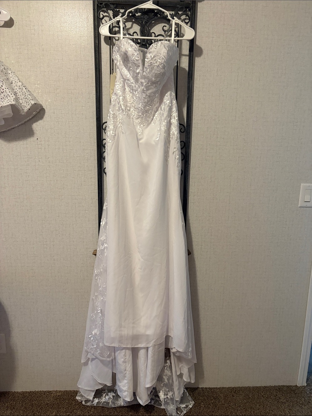 Elegant Strapless White Lace Wedding Gown